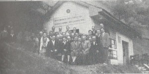 Člani Čebelarske družine Celje pred novozgrajenim družinskim čebelnjakom leta 1958 